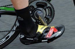 Гонщики Team Sky используют индивидуальную обувь. Кристиан Книи ездит в Bont Vaypors с карбоновой подошвой, моделирующейся под воздействием тепла ноги.